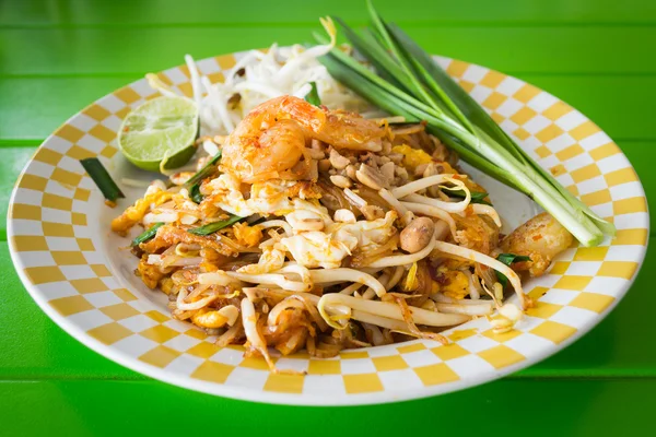 Stir fried noodles with shrimp, phat-thai — Stock Photo, Image