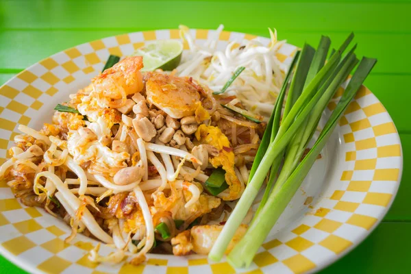 Mexa macarrão frito com camarão, phat-thai — Fotografia de Stock