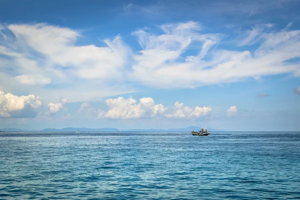 Рыбацкая лодка на море — стоковое фото