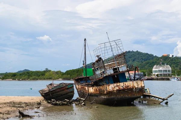 Oude roestige vissersboot — Stockfoto