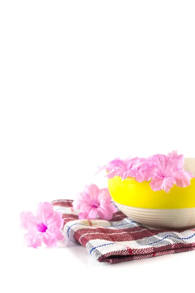 Cuenco de cerámica con flor rosa en un paño — Foto de Stock