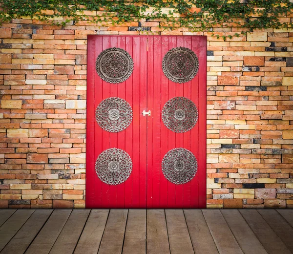 Rode houten deur op bakstenen muur — Stockfoto
