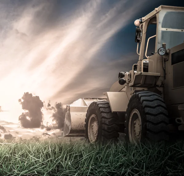 Gelber Traktor auf einem Feld — Stockfoto