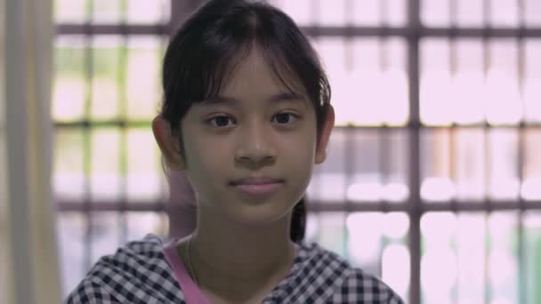 Портрет Азіатської Вродливої Дівчини Підлітка Повсякденному Одязі Посміхається Дивлячись Камеру — стокове відео