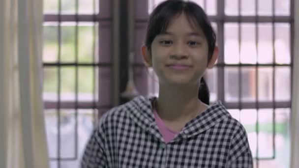 Портрет Азиатская Веселая Милая Девочка Подросток Повседневной Одежде Практиковать Смешные — стоковое видео