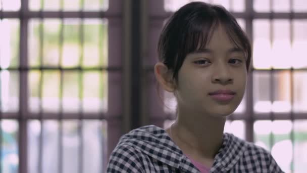 Wanita Asia Cantik Remaja Berpakaian Santai Berpose Dengan Percaya Diri — Stok Video