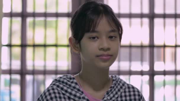 Asiatisk Söt Tonåring Som Poserar Med Självförtroende Och Tittar Kameran — Stockvideo