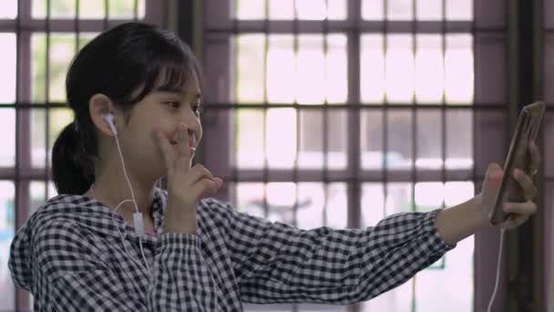 Gadis Cantik Asia Dengan Gaun Biasa Memakai Earphone Mengobrol Dengan — Stok Video