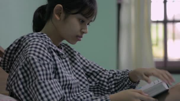 Asiatische Entzückende Sekundarschülerin Lässigem Kleid Liest Ein Buch Während Sie — Stockvideo