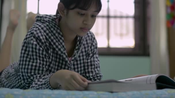 Chica Escuela Secundaria Etnia Tailandesa Leyendo Volteando Las Páginas Libro — Vídeos de Stock