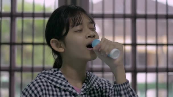 Asiatique Adolescente Joyeuse Pratique Chant Avec Visage Drôle Utilisant Vaporisateur — Video