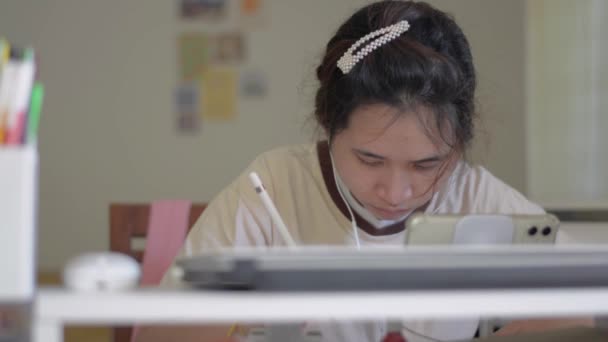 Evde Masadaki Kalemle Dijital Tabletle Çalışan Sıradan Giysili Asyalı Güzel — Stok video