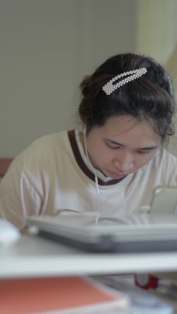 Vertikal Bild Asiatiska Kvinnliga Universitetsstudent Casual Dress Study Lektion Online — Stockvideo