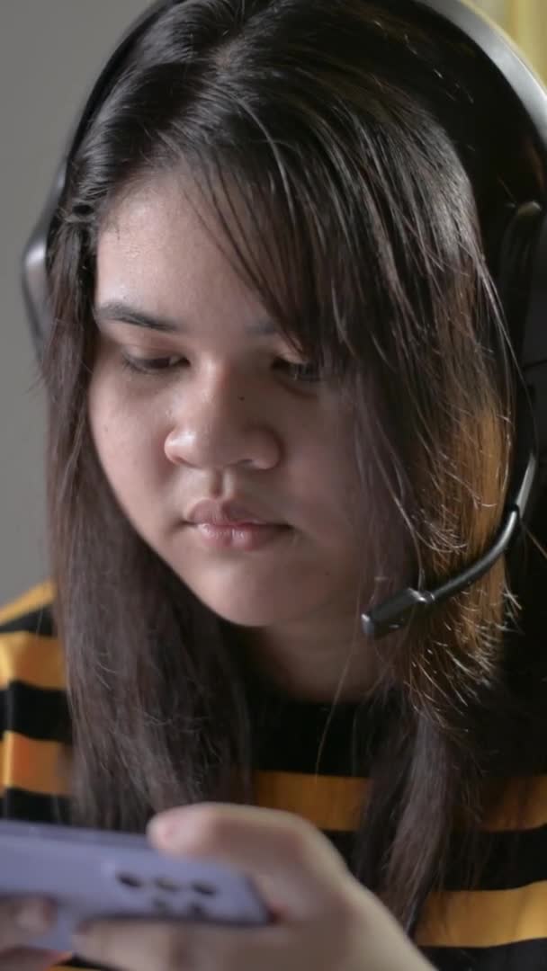 Függőleges Portré Ázsiai Duci Komoly Lány Játszik Online Játékok Csevegés — Stock videók