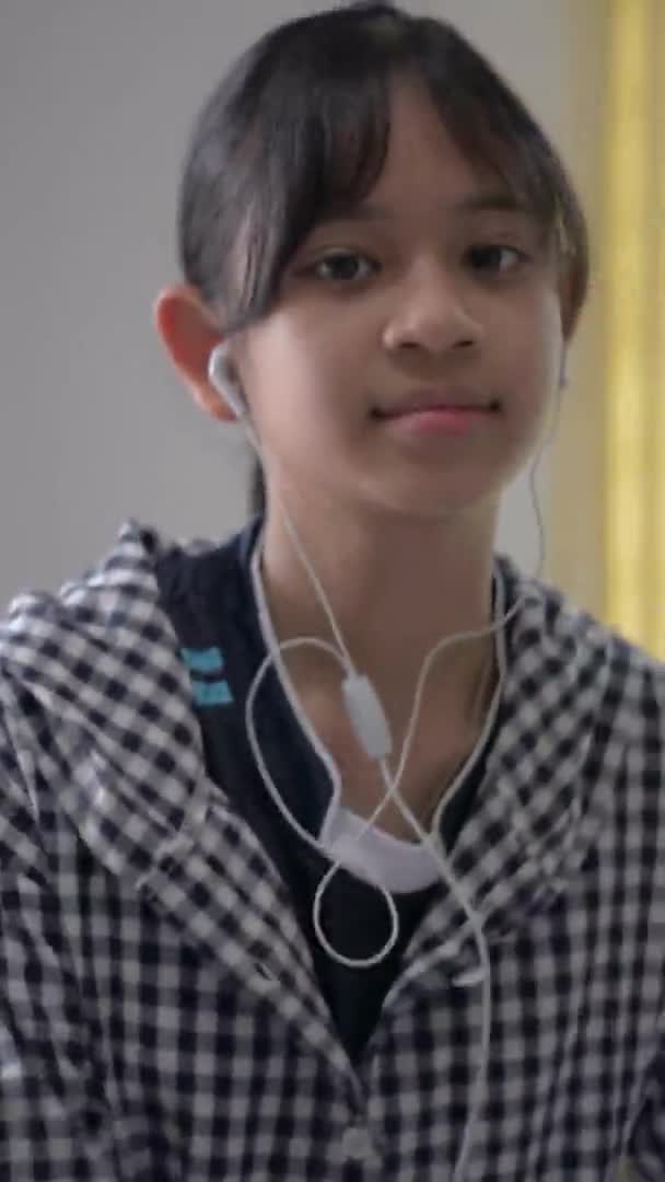 Retrato Vertical Chica Bonita Asiática Lleva Auriculares Vestido Casual Sonriendo — Vídeos de Stock