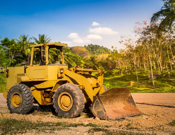 Sárga traktor az úton — Stock Fotó