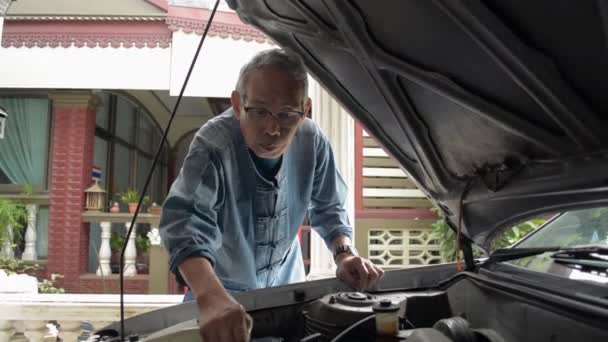 Asijský Starší Šedovlasý Muž Nosí Brýle Čištění Kontrolu Stavu Motoru — Stock video