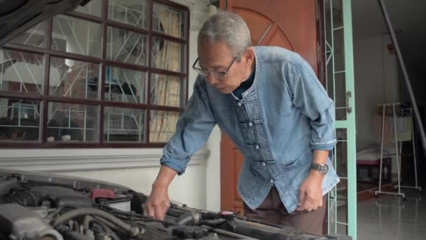 Ásia Sênior Aposentado Homem Óculos Limpeza Verificação Motor Partes Seu — Vídeo de Stock