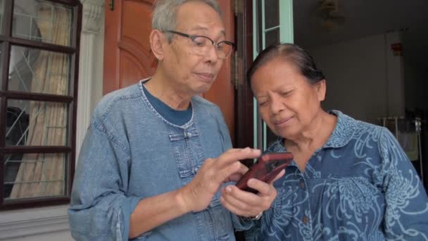 Asyalı Yaşlı Gri Saçlı Büyükbaba Evde Otururken Karısına Cep Telefonu — Stok video