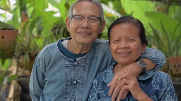 Glada Senior Thailändska Par Kramar Varandra Och Tittar Kameran När — Stockvideo