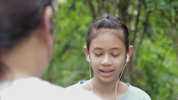 Egy Csinos Tini Lány Fülhallgatót Visel Miközben Nővérével Beszélget Miközben — Stock videók