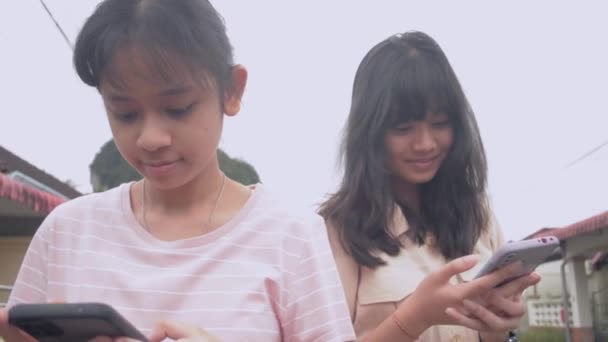 Asiatiska Tonåring Flicka Syskon Njuta Att Använda Och Sms Mobiltelefon — Stockvideo
