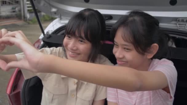 Deux Adorables Adolescentes Asiatiques Aiment Faire Geste Main Forme Cœur — Video