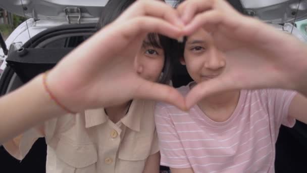 Două Fete Drăguțe Vesele Asiatice Care Fac Mâna Formeze Inima — Videoclip de stoc
