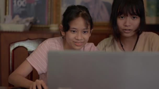 两个亚洲可爱的少女喜欢在家里的笔记本电脑上玩网络游戏 现场直播的年轻游戏玩家与他们的朋友交谈和互动 团队合作游戏 — 图库视频影像