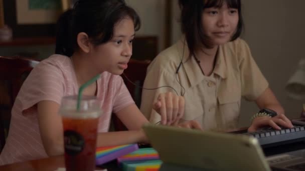 Dos Chicas Adolescentes Adorables Asiáticas Disfrutan Jugando Videojuegos Línea Teclado — Vídeo de stock