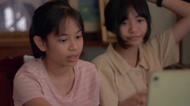 Δύο Ασιατικά Χαριτωμένα Κορίτσια Απολαμβάνουν Συνομιλία Φίλους Βιντεοκλήση Ψηφιακή Ταμπλέτα — Αρχείο Βίντεο