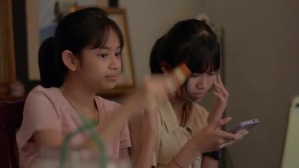 两名亚洲少女在家里用数字设备在社交媒体上直播之前 在智能手机网站上梳理发型和搜索有用的信息 年轻的生活方式 — 图库视频影像