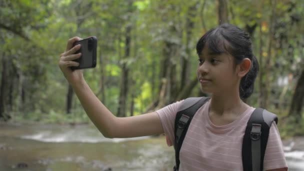 Feliz Adolescente Asiática Con Mochila Tomando Video Selfie Con Teléfono — Vídeos de Stock