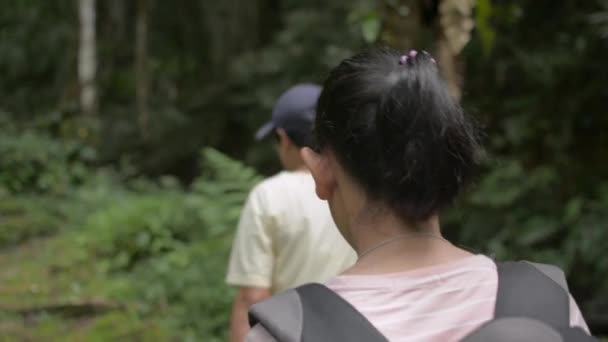 Achteraanzicht Van Aziatische Vrouwelijke Tiener Met Rugzak Wandelen Volg Haar — Stockvideo