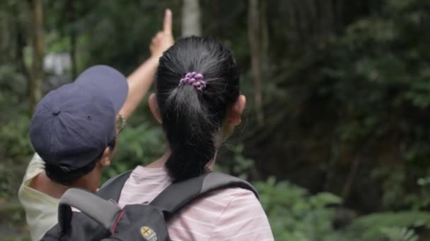 Asiatisk Kvinnlig Tonåring Med Ryggsäck Och Hennes Mamma Njuta Att — Stockvideo