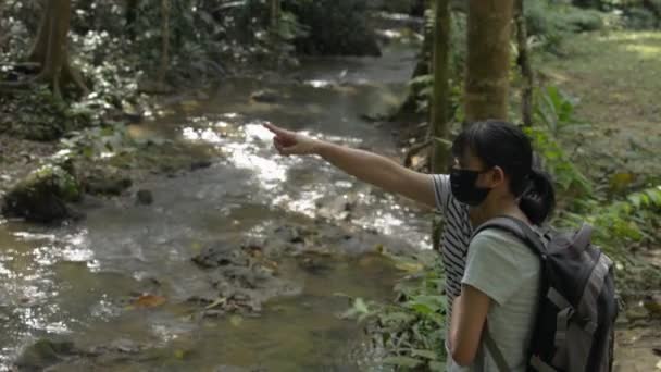 Asiática Adolescente Con Mochila Madre Mascarilla Disfrutar Ver Hermoso Paisaje — Vídeos de Stock