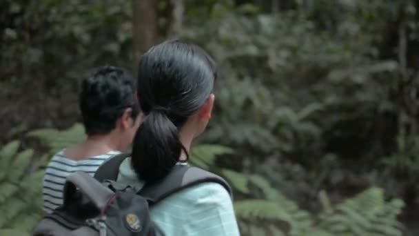 Azjatycka Nastolatka Plecakiem Spacerująca Matką Tropikalnym Lesie Wędrówka Dżungli Podróżnik — Wideo stockowe