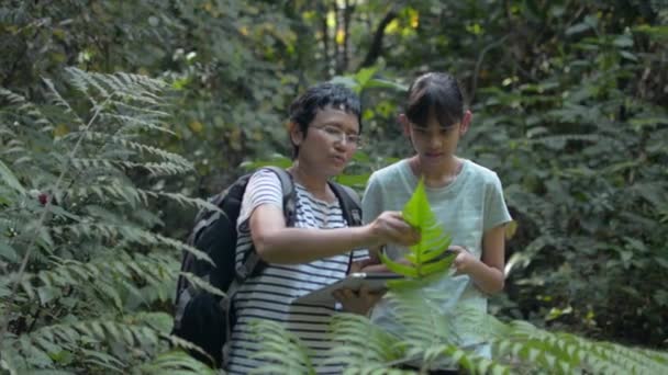 Asiatiska Tonårsdotter Hjälper Sin Forskarmor Att Samla Biologiska Prover Flora — Stockvideo
