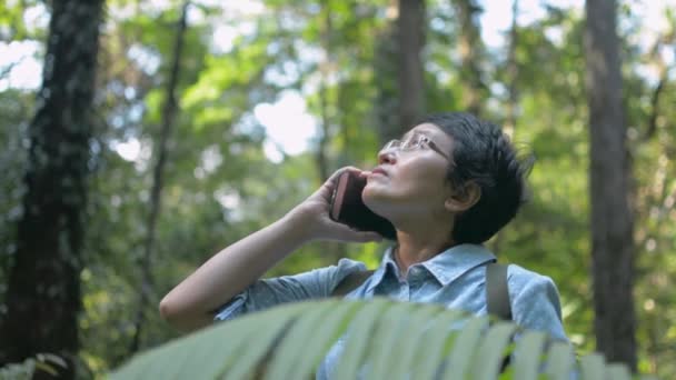 Asiatisk Kvinna Natur Upptäcktsresande Med Hjälp Mobil Smartphone Prata Med — Stockvideo
