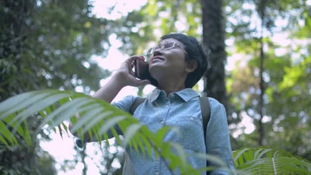 Azjatka Turystka Rozmawia Swoim Przyjacielem Przez Telefon Komórkowy Podczas Podróży — Wideo stockowe