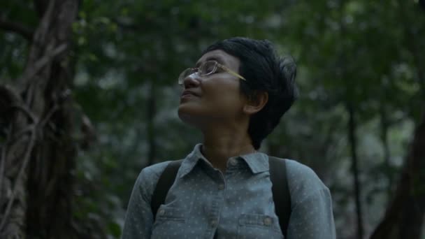 Portrait Asian Female Tourist Looking Direction Pathway Walk Out Forest — Stock videók