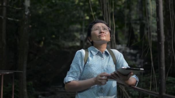 Mujer Asiática Investigadora Naturaleza Medio Ambiente Que Trabaja Tabletas Digitales — Vídeo de stock