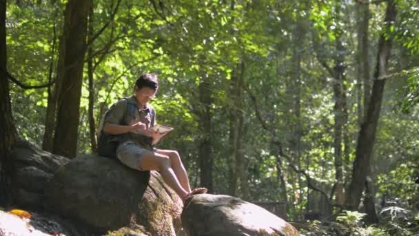 Aziatische Vrouwelijke Naturalist Boswachter Met Rugzak Werken Aan Digitale Tablet — Stockvideo