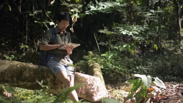 Femme Asiatique Chercheuse Nature Avec Sac Dos Assis Sur Bois — Video