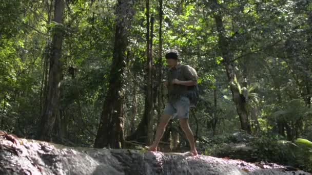 Turista Asiática Con Mochila Caminando Sobre Cascada Través Exuberante Selva — Vídeos de Stock