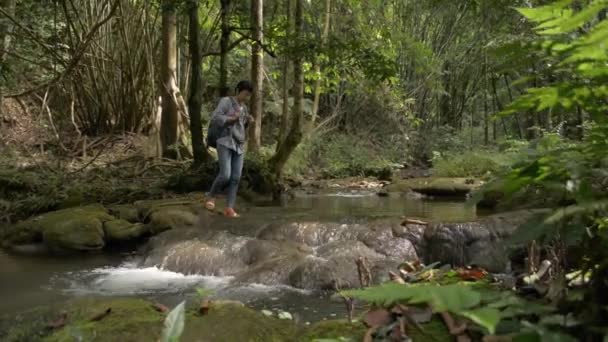 Mulher Viajar Mochileiro Andando Pelo Riacho Floresta Tropical Durante Verão — Vídeo de Stock