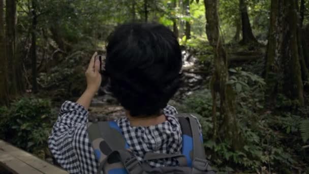 Azjatka Podróżnik Plecakiem Robi Zdjęcia Wideo Klip Smartfonem Dla Pięknej — Wideo stockowe