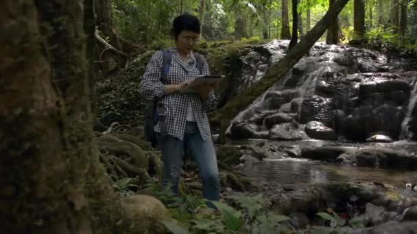 Investigadora Naturaleza Femenina Con Mochila Trabajando Tableta Digital Para Conservación — Vídeo de stock
