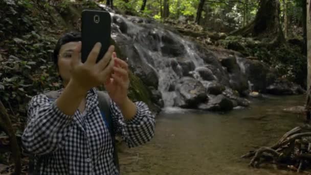 Wanita Pendaki Hutan Mengambil Video Selfie Panggilan Kaskade Kecil Perempuan — Stok Video