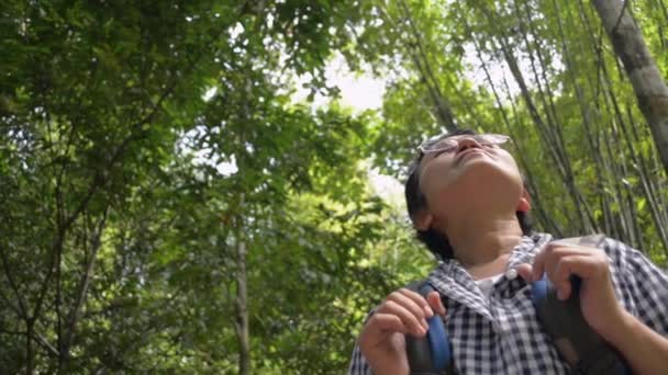 Azjatka Turystka Plecakiem Rozgląda Się Aby Zobaczyć Kierunek Podróży Tropikalnym — Wideo stockowe